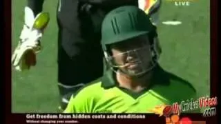 kamran akmal 89 vs new zealand 6th odi 2011 auckland.mp4