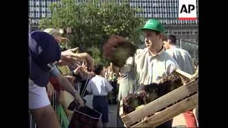 FRANCE: PARIS: FARMERS GIVE AWAY PRODUCE IN PROTEST