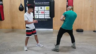 Boxen Step Back und Lean Back (Schritt zurück und Zurückneigen mit Combo)