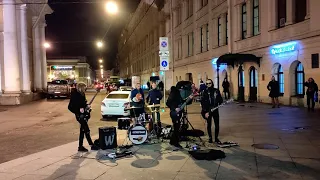 Korol' i Shut - "Лесник", в исполнении питерской кавер-группы "ISTREETBAND" на Думской улице...