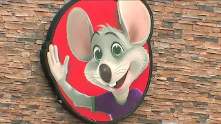 Mom speaks out after she says Chuck E. Cheese ignored daughter