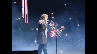 Il presidente argentino Javier Milei canta dal palco di un concerto rock per pubblicizzare il suo...