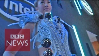 CES 2015: Dynamic dress that 'attacks'