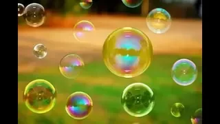 Алла, жёлтый мяч и мыльные пузыри