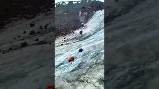 Éboulement impressionnant d’un gigantesque rocher sur un glacier ! 🏔