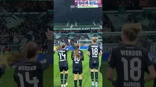 LOS HINCHAS DEL WERDER BREMEN🇳🇬DE ALEMANIA ALENTANDO A SU EQUIPO FEMENINO