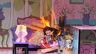 Barbie Kids play with Fire in the Dollhouse and burn.