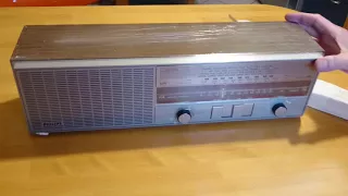 Unboxing a 1980 (?) Philips D2500 Am/Fm radio.