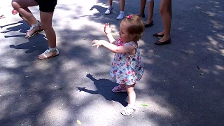 Маленькая девочка танцует под песню. 1 год 4 месяца. Девочка красиво танцует.