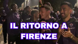 IL RITORNO DELLA FIORENTINA A FIRENZE 😍 GRANDE FESTA IN AEROPORTO 👏