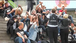 Les fans de Johnny HALLYDAY chantent Gabrielle 🎵 sur les marches de BERCY 14.09.2021