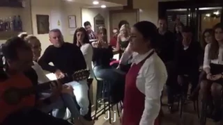Camarera cantando flamenco con mucho arte