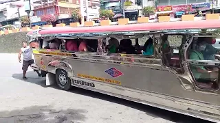 Nakita ko jeep na mahaba. siguro mga 18 kabilaan Ang sakay Nyan. Dito Yan sa bulacan.