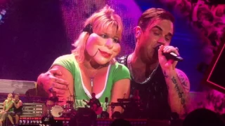 Robbie Williams - Something Stupid, with lady in audience, Stockholm 2017-07-29