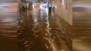 Badespaß in überfluteter U-Bahn-Station