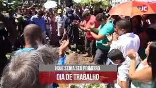 Tristeza e dor marcam enterro do adolescente morto por PM