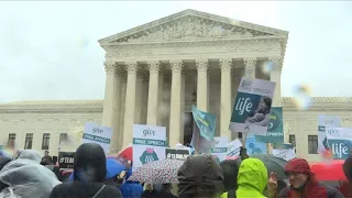 Manifestations pro et anti-avortement devant la Cour suprême