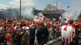 AaB' s fans i march imod stadion før skæbnekampen