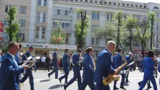 Бессмертный полк. По главной улице с оркестром