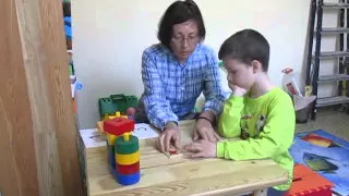 Занятие за столом с мальчиком с аутистизмом. 6 лет.