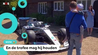 Lewis Hamilton brengt race-auto naar ziek jongetje