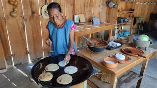 GORDITAS DE CHICHARRON FRITAS AL COMAL, Salieron Que Para Que Les Cuento Riquisimas | Doña Lupita