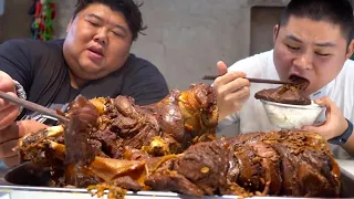 1000 yuan to buy a big bull leg, monkey brother braised the whole pot, more than 20kg with his hand