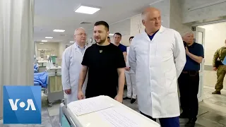 Zelenskyy Visits Wounded Soldiers at Kyiv Hospital
