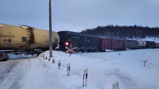 2М62 с грузовым составом спускается с перевала