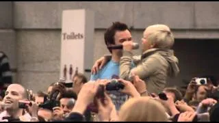 Pink singing karaoke in Trafalgar Square