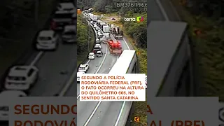 Caminhão arrasta 14 carros durante engavetamento na BR-376 em Guaratuba (PR)