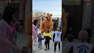 Бурый медведь поздравляет с днем рождения.