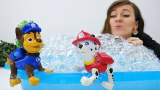Guardería Infantil - Patrulla de cachorros en la piscina. Vídeos de juguetes para niños en español.