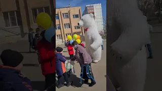 Вся школа собралась посмотреть на танцы Белого Медведя 🔥 поздравление в Волжском 🎁 #белыймедведь