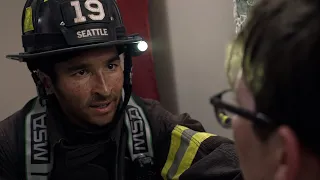 Travis Finds A Panicked Teenaager - Station 19