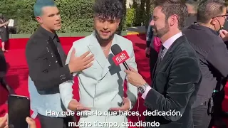 Zabdiel saluda cariñosamente a Joel en la alfombra de los Latin AMAs 2022