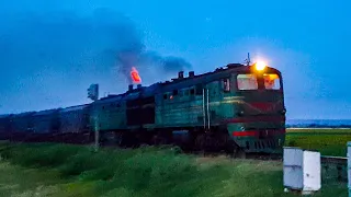 Сумеречный грузовой поезд. Тепловоз 2ТЭ10Л-2077А/792А "Луганка" & Diesel locomotive. Twilight train