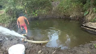 VIDEO Fishing : Use The Pump Catch Many Fish. Fishing Techniques Harvesting Many Big Fish