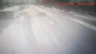 В Днепре на Слобожанском проспекте столкнулись два ВАЗа: видео момента