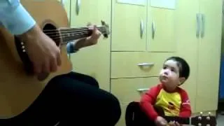 Niño de 2 años canta The Beatles con su padre.mp4