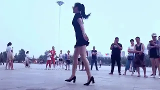 Dziewczyna tańczy na ulicy