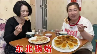 老妈给女儿做东北锅烙，辣椒和猪肉馅，焦黄又好吃，两大盘造溜光