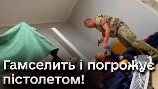 🤬😱 "Тварь ти, й*бана! Прикопаю, нах*й": військовий гамселить чоловіка і погрожує пістолетом!