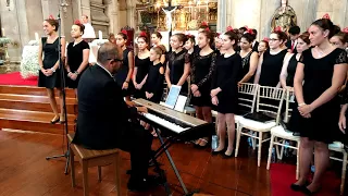 Luz terna e suave. Maestro Nuno Margarido Lopes e Coro Juvenil de Lisboa.