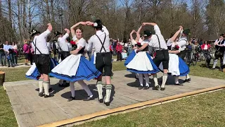 Aktive das Trachtenvereins Gebensbach tanzen den Gemschbegga
