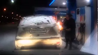 женщина подожгла на заправке свой автомобиль