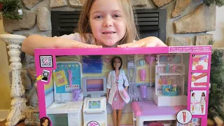 Unboxing Barbie Fast Cast Clinic Playset