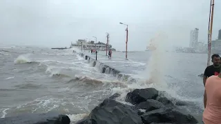 Job Haji Ali ki Dargah per Samundar Upar Chadhta Hai dekhiae Kaisi Chadhta hai