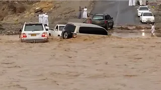 شاهد | السيل يجرف مركبه | جراف ومغامرات بقطع سيل وادي الحواسنه