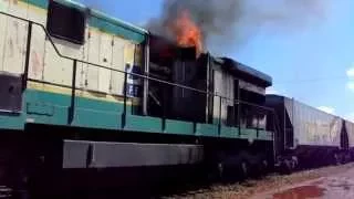 Locomotiva C 30-7 9275 em chamas.